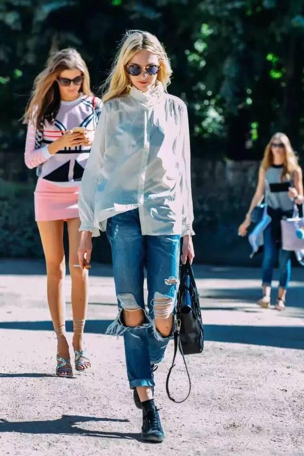 夏天白色t恤发霉怎么处理,夏天白t恤油渍怎么洗