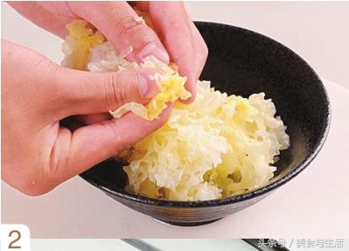 这道银耳汤润肺止咳，入口即化，简单易做，人人爱喝