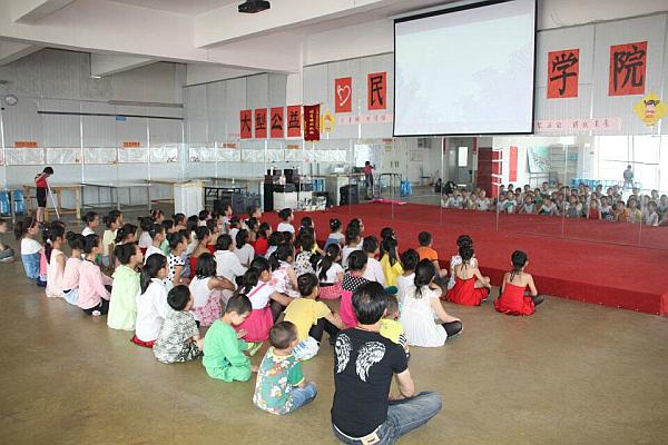 “三爱文化”是学院非常重视的教育方向《爱国爱家爱自己》