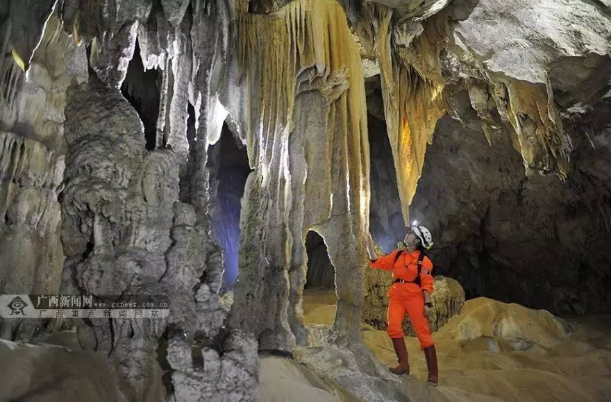 城报｜震惊！东兰发现了一个巨大的“黑色眼睛”，中外科考队惊讶不已