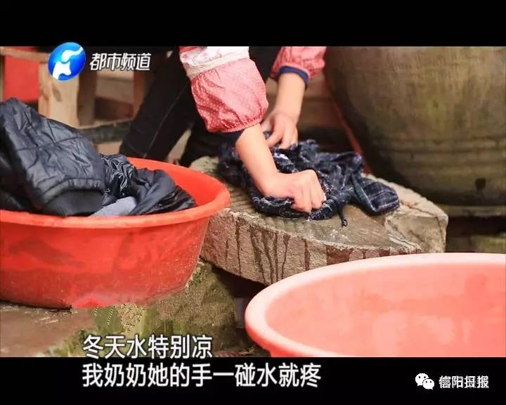 「城事」信阳小女孩无爹无娘，只是想让爷爷奶奶吃顿城里饭