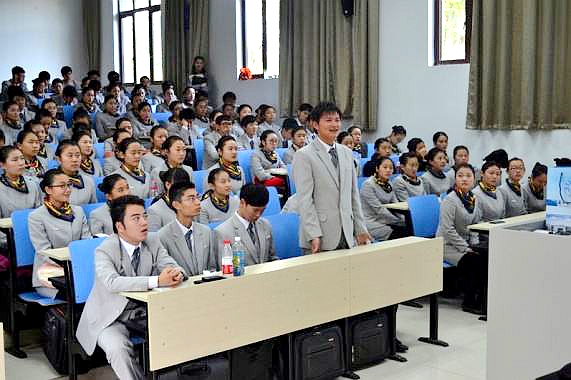 南航上铺的你（6）壮族妹子光脚丫煤渣路狂奔3000米勇夺冠军