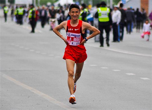 有氧跑步和无氧跑步哪个减肥快,减肥要天天跑步好还是隔天跑步好