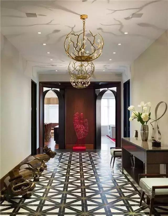 换鞋在门外好还是在玄关里好,入户玄关坐着换鞋对着门是否好