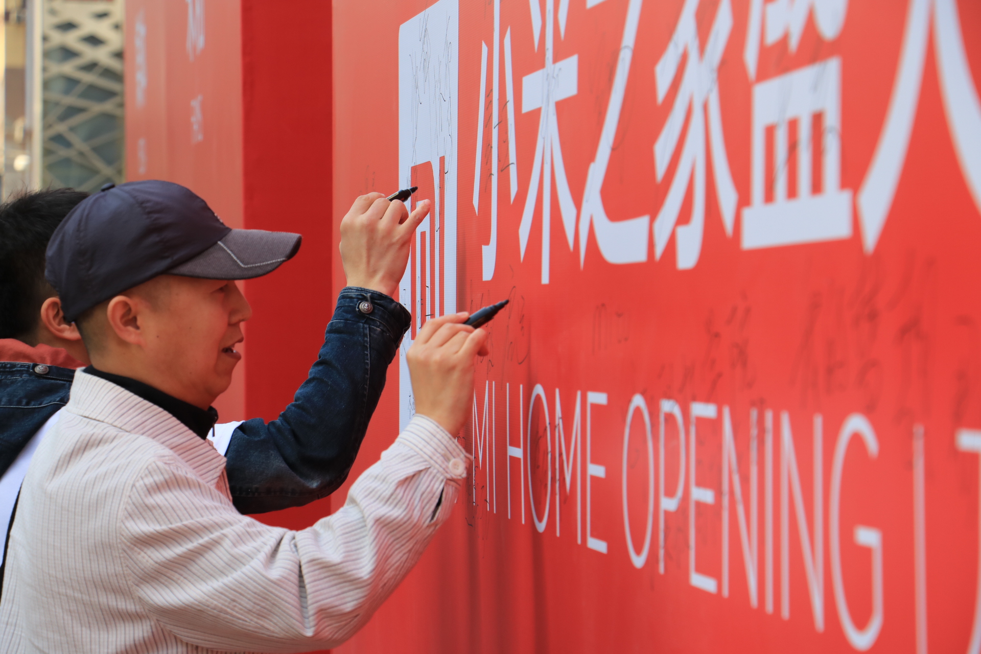 沈阳第二家小米之家开业:店内人多,收银台都挤满了人!