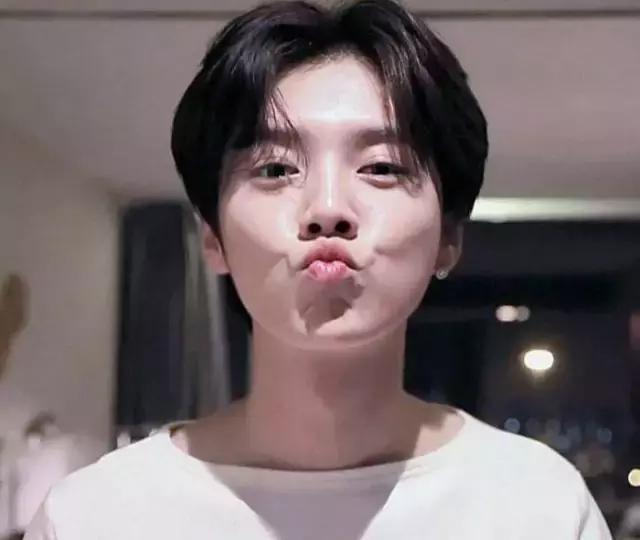 请给我一个不复合的理由,请给我一个不能爱你的理由