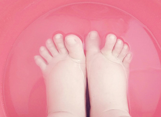 双脚肿是什么原因引起的老年人,老年人脚肿起水泡是什么原因