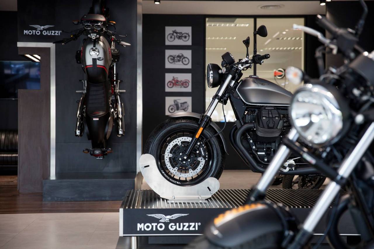 直击曼谷摩托车展美女如云，MOTOGUZZI光荣绽放