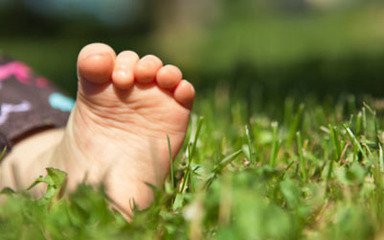 宝宝走路时为啥总是脚趾内收,宝宝走路一只脚趾内扣是什么原因