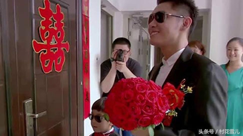 新郎塞了红包伴娘团不开门,新郎给伴娘塞红包却还不开门