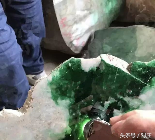 翡翠原石切割大涨开出帝王绿,翡翠原石切出来大涨的视频
