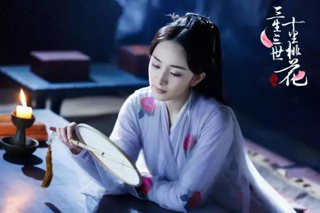 杨幂巧用刘海拯救发际线倍减龄,杨幂一发自拍就被吐槽发际线