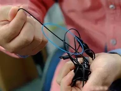 耳机线收束带,耳机线拔出来一点才可以正常使用