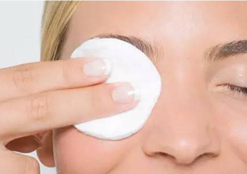 忘带卸妆产品怎么卸睫毛,忘带卸妆的东西了怎么卸妆