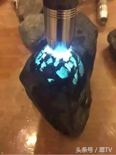 翡翠开窗赌石有假吗,翡翠赌石开窗图片大全