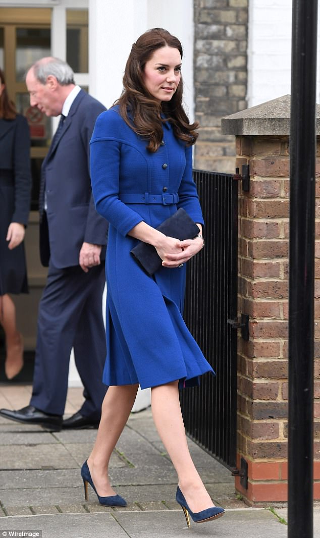 凯特王妃穿衣品牌价格,凯特王妃最新着装格子大衣