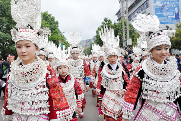 谁说贵州“人无三分银”,一套苗族盛装全是银,何止三分?