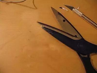 耳机线收束带,耳机线拔出来一点才可以正常使用