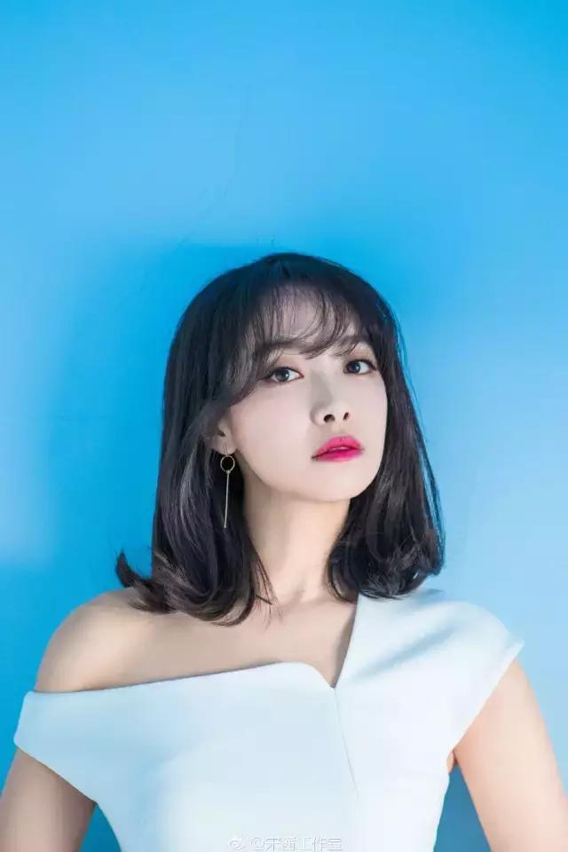 杨幂巧用刘海拯救发际线倍减龄,杨幂一发自拍就被吐槽发际线