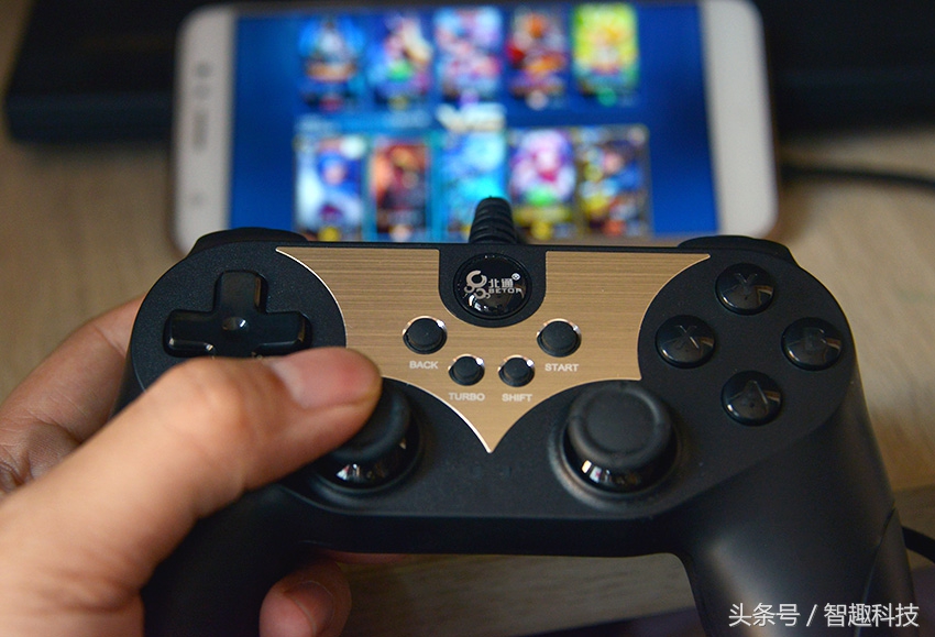 用手感受声音的振动,用手感受生活的律动