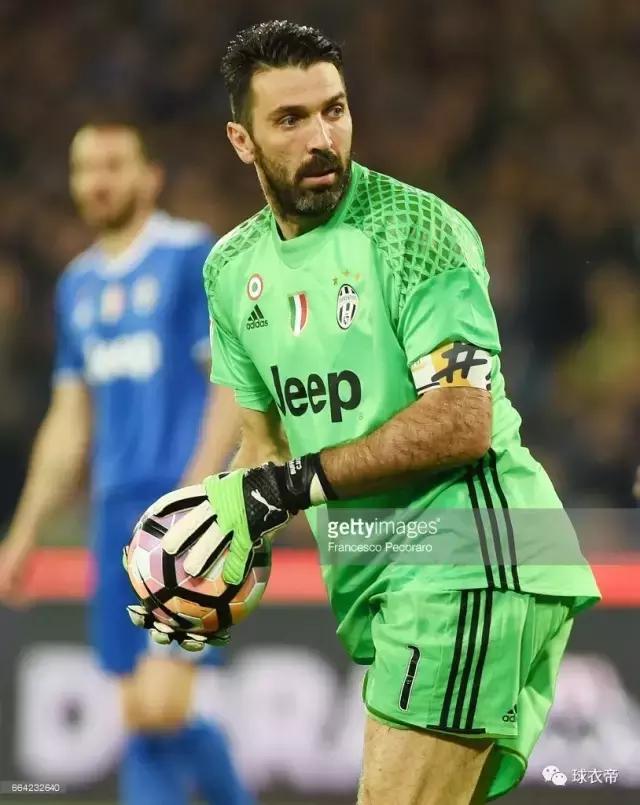 为什么布冯的手套有黑胶布缠绕？这事儿得问欧足联