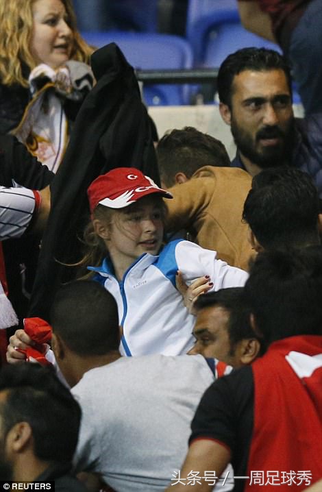 土耳其球迷持角旗暴打守门员,土耳其球迷暴打球员