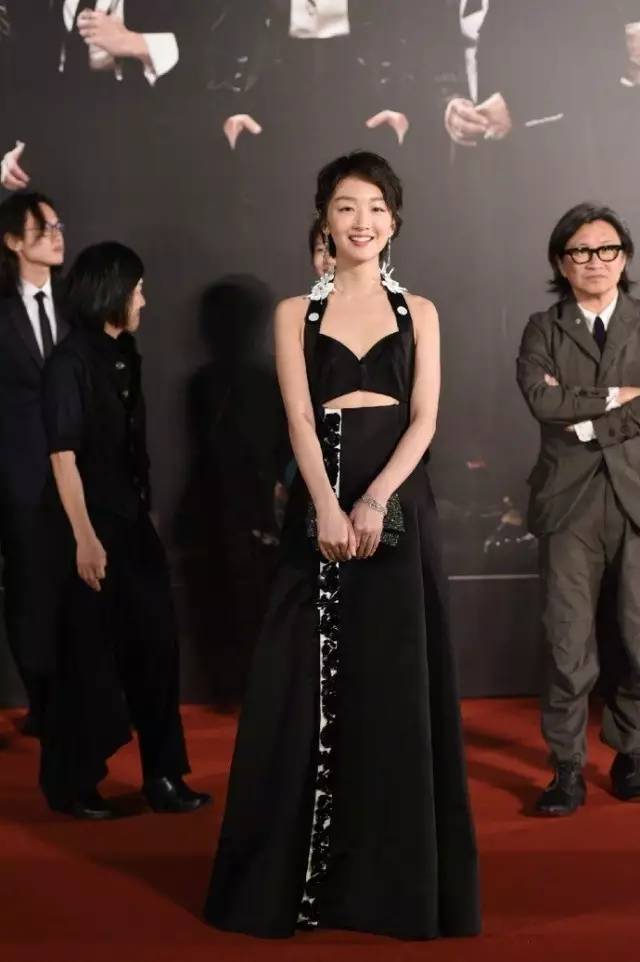 周冬雨金马奖表现,周冬雨颁奖反应