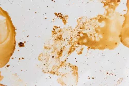 火锅油溅到白衣服上怎么处理,吃火锅油溅到多用插座上