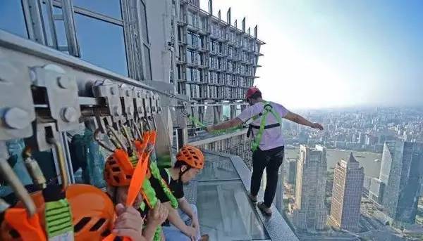 玻璃滑道断裂游客险坠落后续,景区玻璃栈道发生事故