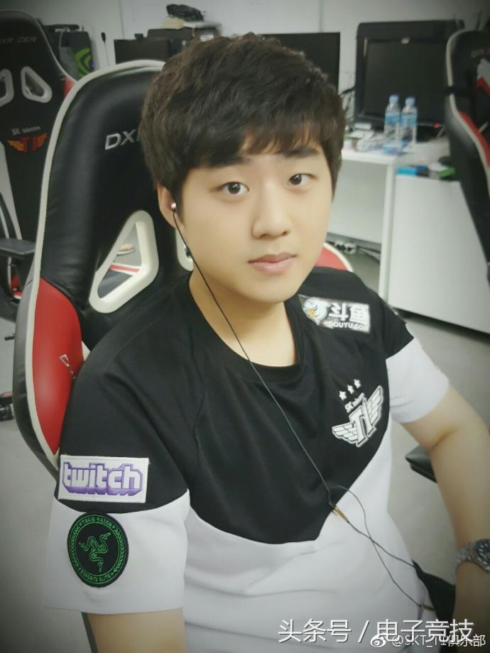 skt黑白色的队服,skt新队服效果