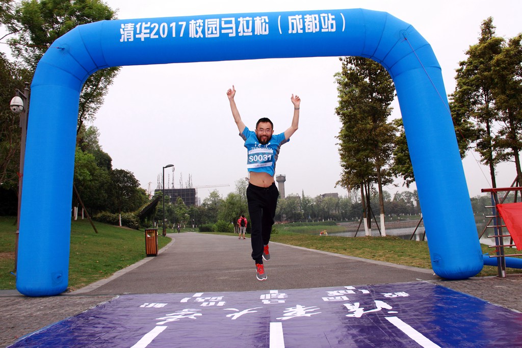 环球同跑迎校庆，清华校友锦城湖畔展英姿（原创）