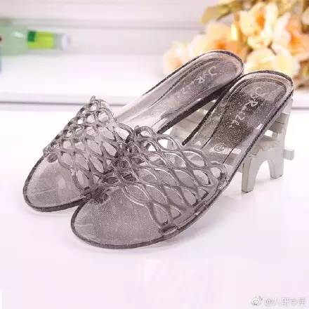 PUMA新款拖鞋告诉你，原来，是大妈引领着世界的潮流！