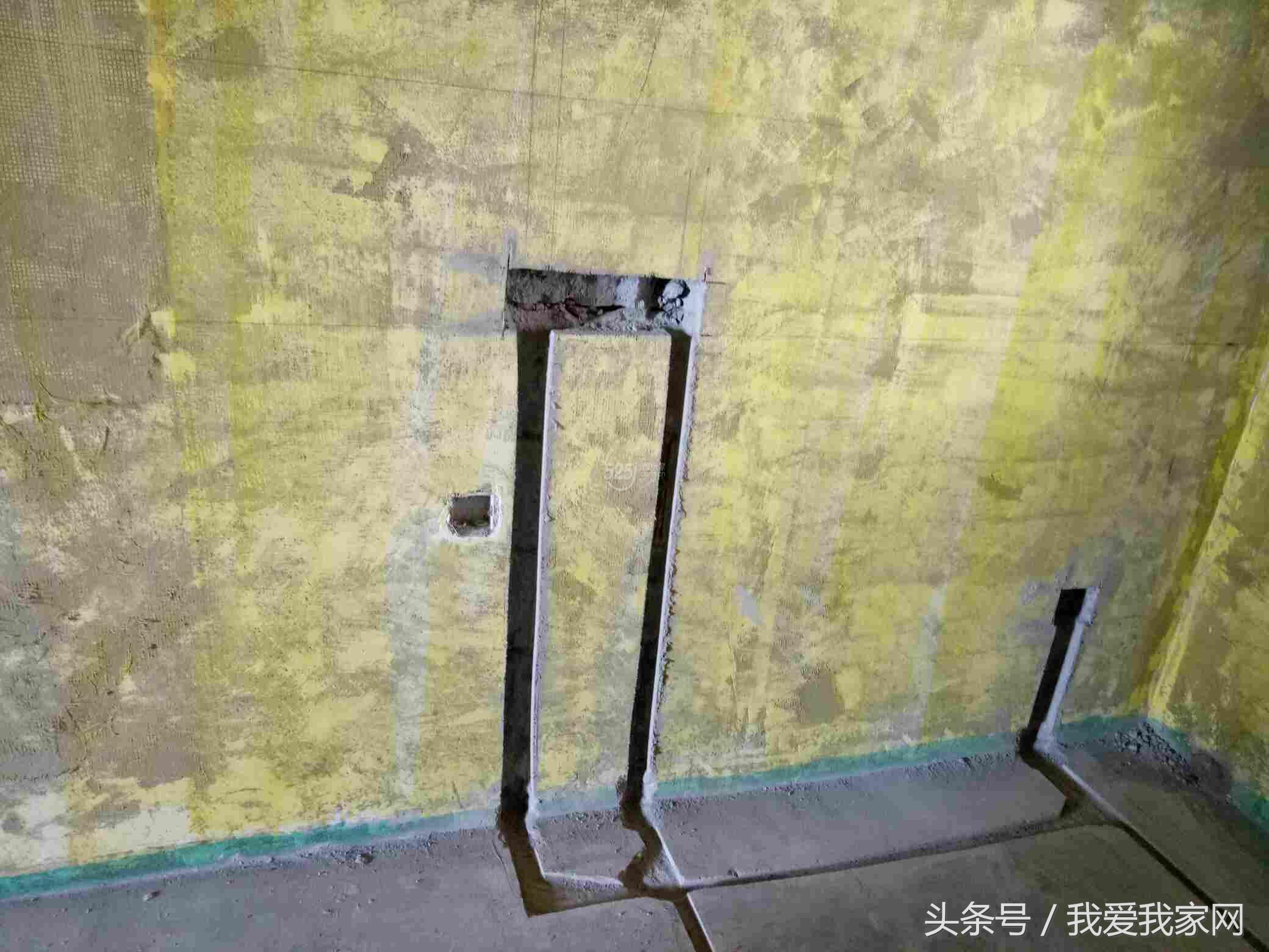 楼梯在正中,楼梯小横梁凸出墙体