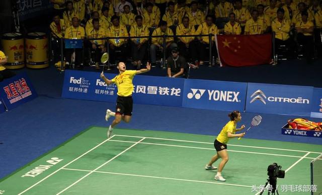 羽毛球如何发力扣杀,羽毛球跳起来扣杀哪里发力