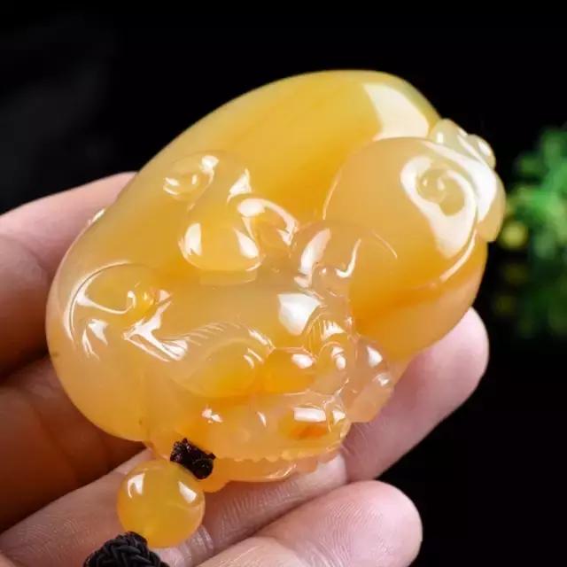 貔貅黄龙玉沙金佩戴有讲究,黄龙玉的貔貅戴着脖子上怎么戴