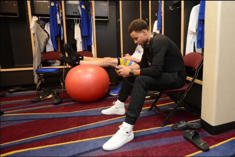 韦德和詹姆斯拥抱照片,詹姆斯韦德热火更衣室