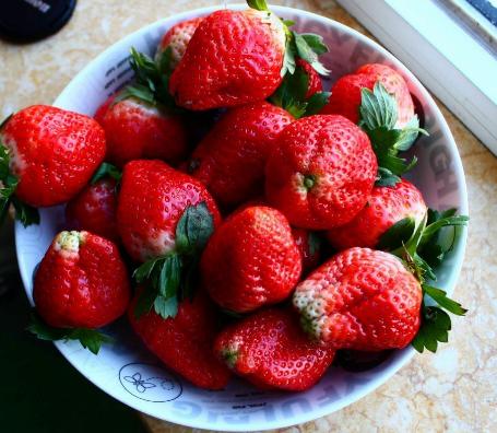 洗过的草莓怎么保存到第二天,草莓怎么保存才不容易烂掉夏天