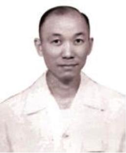 她把自己放得很低很低，把对丈夫和孩子的挚爱举得很高