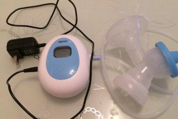 断奶第二天奶涨成硬块要吸出来吗,宝宝断奶妈妈涨奶最严重是第几天