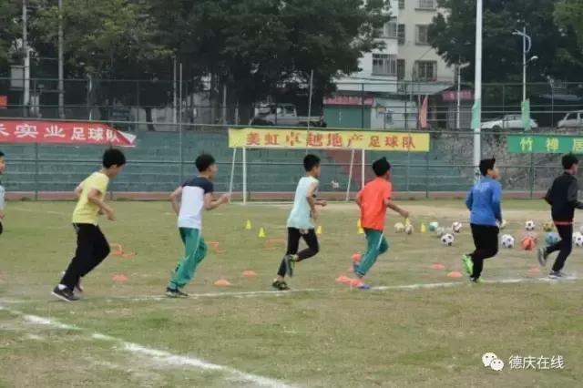 小孩学踢足球视频,小朋友学踢足球视频