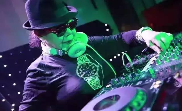 别跟老人比时髦，别不信，你老了可未必有他们会玩