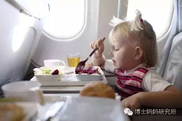 带宝宝坐飞机旅行需要带什么,如何带宝宝坐飞机最省钱的方法