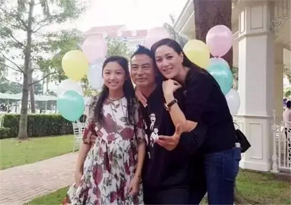 周润发同学，演了一辈子黑老大，向华强不敢惹他，爱妻爱家好男人