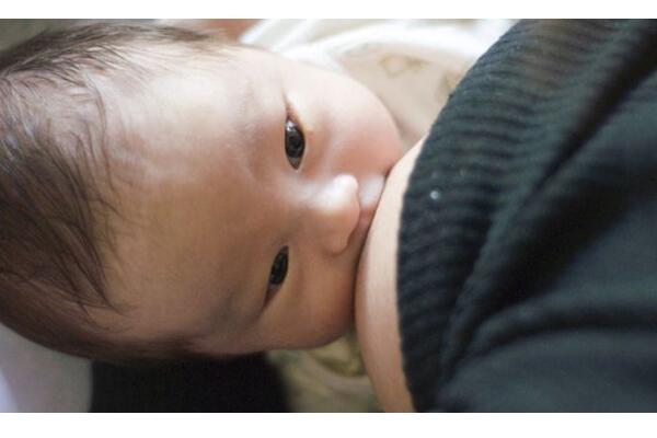 断奶后一边奶涨一边不涨怎么回事,断奶时涨奶有硬块可以用冰冰贴吗