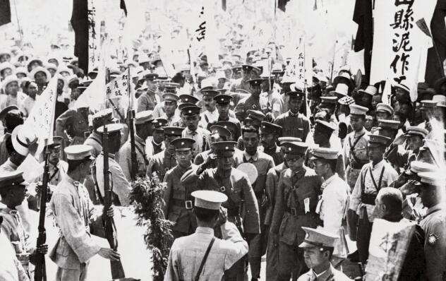 *党**权没压住军权，蒋介石是如何带领南京政府走向“正统”的？