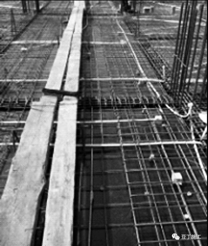 楼板钢筋露出来是什么问题,楼板钢筋露筋修补规范