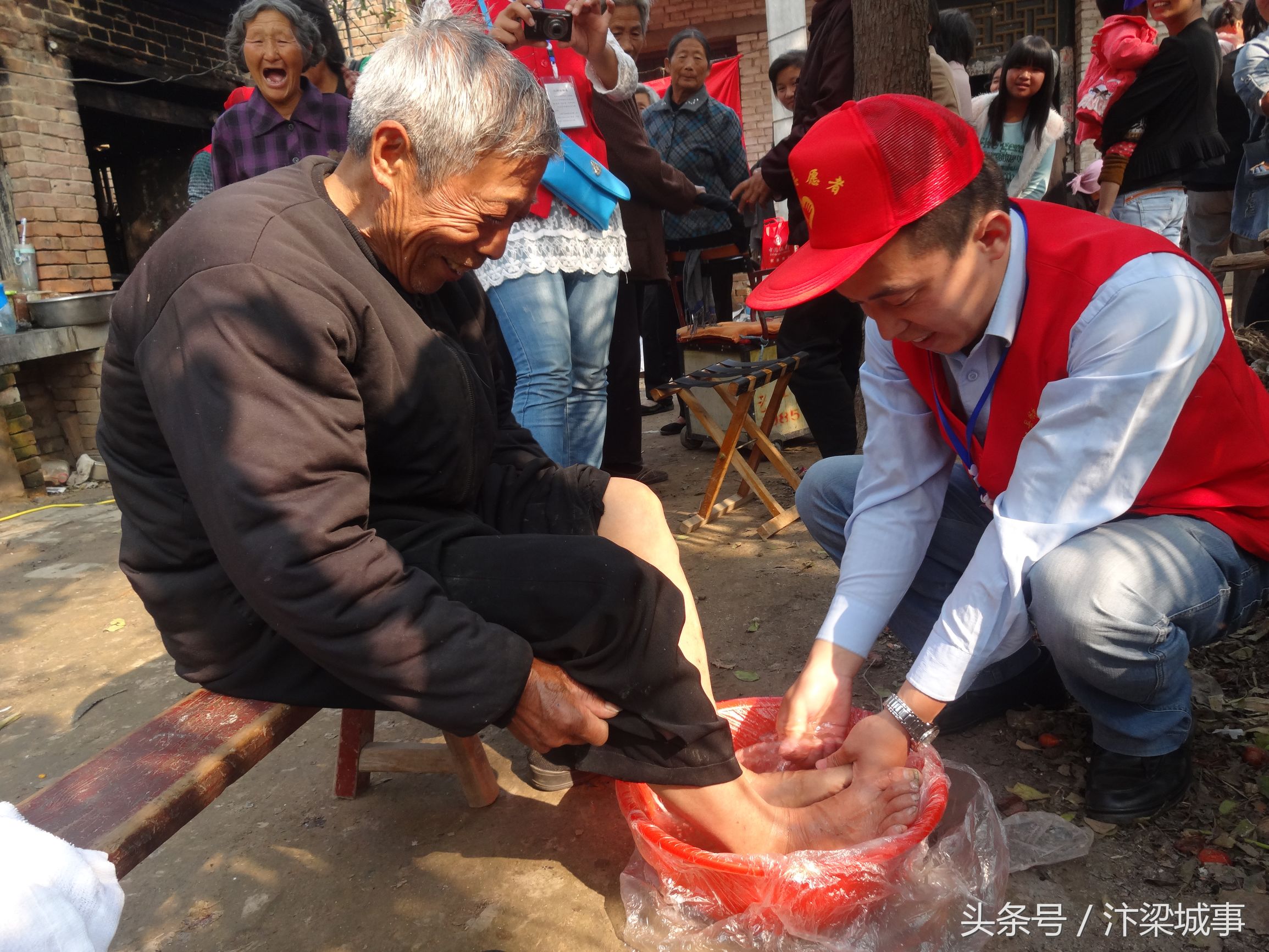 开封“最美修脚师”王辉：正能量的传递者