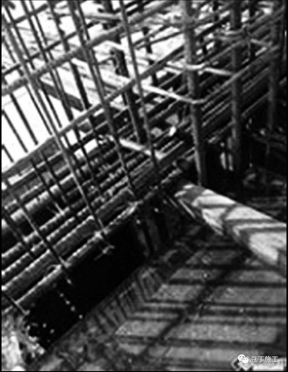 框架梁底筋与二排钢筋间距,梁底二排筋间距怎么控制