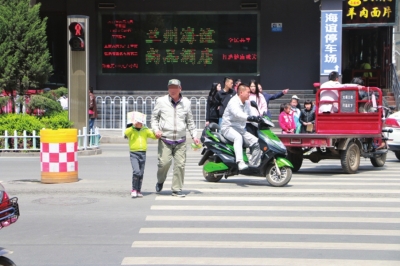 小孩乱穿马路被撞了怎么处理,学生乱穿马路视频