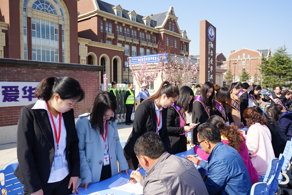 2000名家长齐聚烟台爱华超一流办学条件引来盛赞